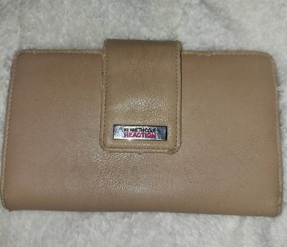 ❤️KENNETH COLE REACTION LADIES WALLET-SNAP TO CLOSE- ROOM FOR CREDIT CARDS,$,ETC